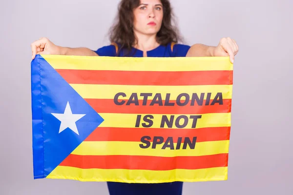 肖像的严重加泰罗尼亚女人与 estelada 标志。来自西班牙的加泰罗尼亚地区分离的全民投票。民主独立概念. — 图库照片