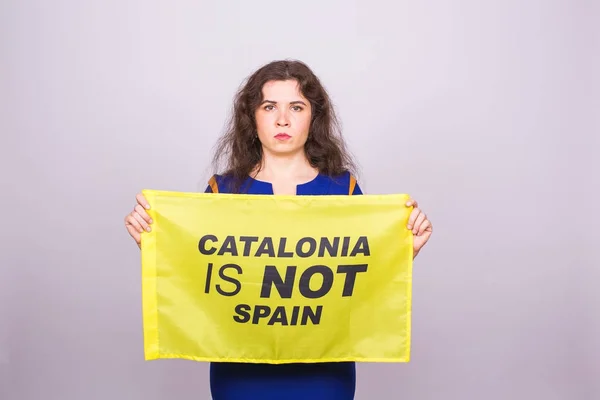 Retrato de uma mulher catalã séria. Referendo para a separação da Catalunha da Espanha. Conceito de independência democrática . — Fotografia de Stock