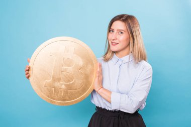 Altın Bitcoin tutan kadın. sanal para.
