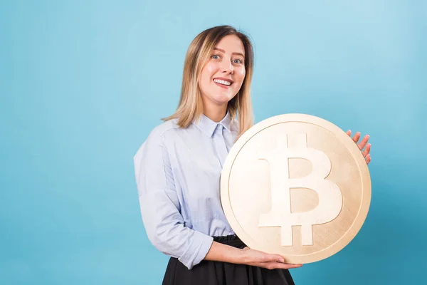 Смішні жінки, що тримає Золотий Bitcoin. віртуальні гроші. — стокове фото