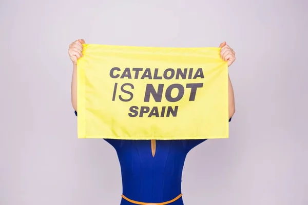 加泰罗尼亚女人加泰罗尼亚与西班牙分离的公投。民主独立概念. — 图库照片