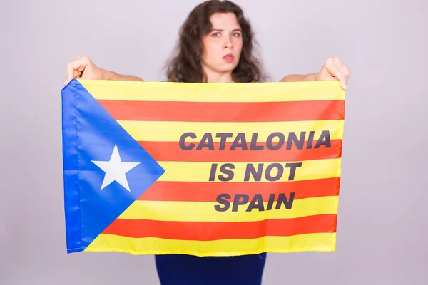 肖像的严重加泰罗尼亚女人与 estelada 标志。来自西班牙的加泰罗尼亚地区分离的全民投票。民主独立概念. — 图库照片