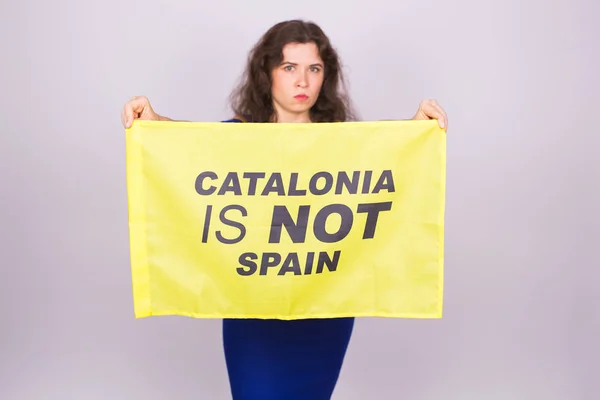 Retrato de uma mulher catalã séria. Referendo para a separação da Catalunha da Espanha. Conceito de independência democrática . — Fotografia de Stock