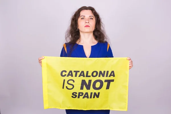 Retrato de uma mulher catalã séria. Referendo para a separação da Catalunha da Espanha. Conceito de independência democrática . — Fotografia de Stock