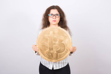 Altın Bitcoin tutan iş kadın. Sanal para.