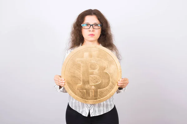 Mujer de negocios sosteniendo un Bitcoin de Oro. Dinero virtual . — Foto de Stock