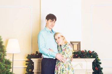 Çift birlikte evde Noel harcama