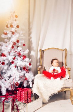 bir Noel ağacı yakınındaki kız mutlu çocuk