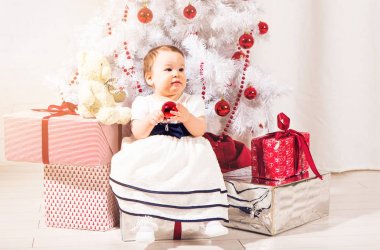 bir Noel ağacı yakınındaki kız mutlu çocuk