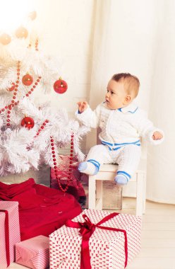Küçük oğlu ile süslenmiş Noel ağacı kapalı