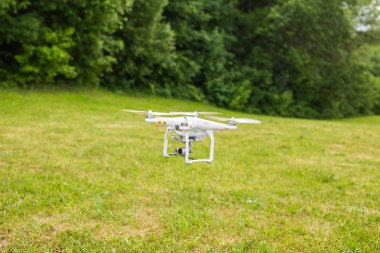 Ufa, Rusya Federasyonu. -6 Haziran 2016: beyaz dron, uçan fotoğraf makinesi ile quadrocopter
