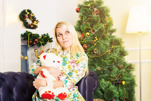 Feiertage, Feiern und Menschen-Konzept - junge Frau über weihnachtliche Innenausstattung — Stockfoto