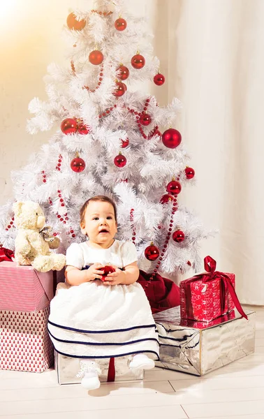 Menina feliz perto de uma árvore de Natal — Fotografia de Stock