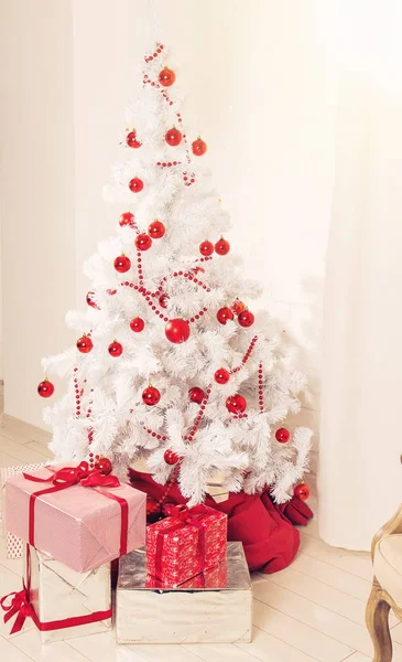 Belo quarto decorado holdiay com árvore de Natal branco com presentes sob ele . — Fotografia de Stock