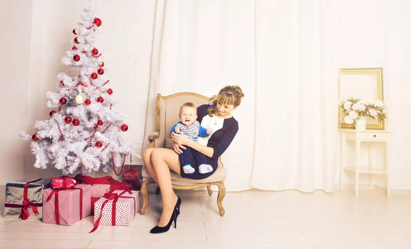 Szczęśliwa Rodzina Matka i dziecko synka, grając w domu na święta Bożego Narodzenia. Nowego roku wakacje. — Zdjęcie stockowe
