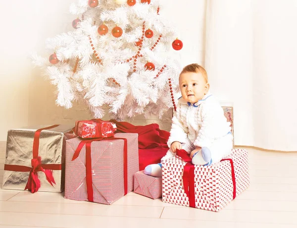 Menino com árvore de Natal decorada dentro de casa — Fotografia de Stock