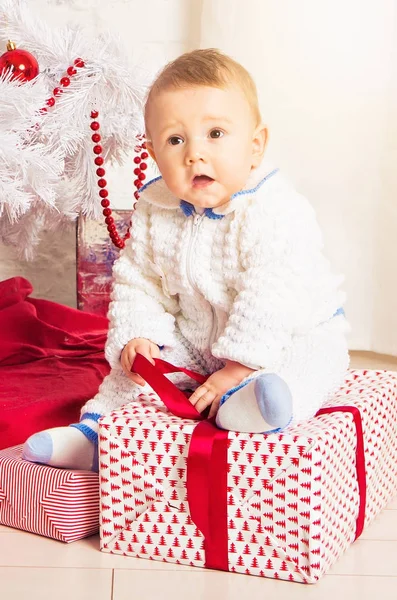 Menino com árvore de Natal decorada dentro de casa — Fotografia de Stock