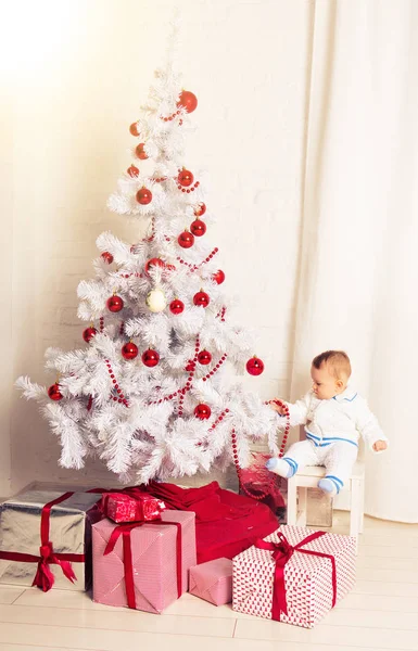 Bebê 1 ano de idade sentado na caixa de presente com árvore de Natal. Feliz Natal. Temporada de férias . — Fotografia de Stock