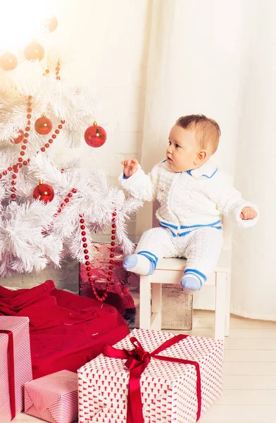 Μικρό αγοράκι με διακόσμηση χριστουγεννιάτικο δέντρο σε εσωτερικούς χώρους — Φωτογραφία Αρχείου