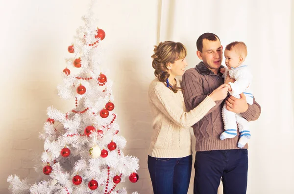 Kerstmis, kerst, familie, mensen, geluk concept - gelukkige ouders spelen met mooie babyjongen — Stockfoto