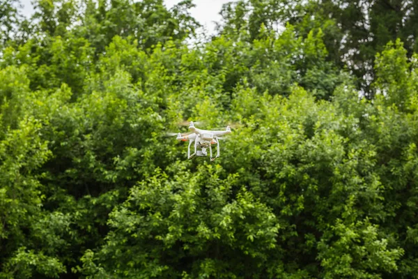 Ufa, Rússia. - 6 Junho de 2016: Drone branco, quadrocopter com câmera de foto voando — Fotografia de Stock