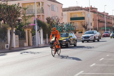 Oropesa Del Mar, İspanya - 31 Ocak 2018: Bicyclists La İspanya Bisiklet Turu Başlat bisiklet yarışında üzerinde 31 Ocak 2018 Oropesa Del Mar, İspanya katılmak