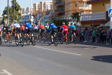 Oropesa Del Mar, İspanya - 31 Ocak 2018: Bicyclists La İspanya Bisiklet Turu Başlat bisiklet yarışında üzerinde 31 Ocak 2018 Oropesa Del Mar, İspanya katılmak