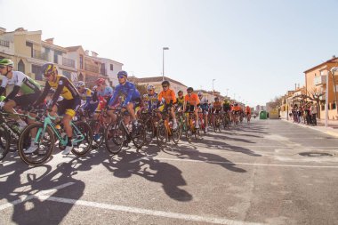 Oropesa Del Mar, İspanya - 31 Ocak 2018: Bicyclists La İspanya Bisiklet Turu Başlat bisiklet yarışında üzerinde 31 Ocak 2018 Oropesa Del Mar, İspanya katılmak