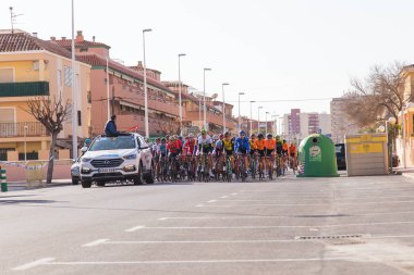 Oropesa Del Mar, İspanya - 31 Ocak 2018: Bicyclists La İspanya Bisiklet Turu Başlat bisiklet yarışında üzerinde 31 Ocak 2018 Oropesa Del Mar, İspanya katılmak