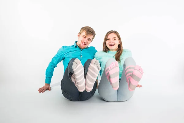 Retrato momentos divertidos de pareja emocionada tonteando con la cámara en el fondo blanco. Divertirse, fines de semana y San Valentín concepto de día — Foto de Stock