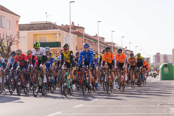 OROPESA DEL MAR, ESPAGNE - 31 JANVIER 2018 : Les cyclistes participent à la course cycliste de départ à La Vuelta le 31 janvier 2018 à Oropesa Del Mar, Espagne — Photo