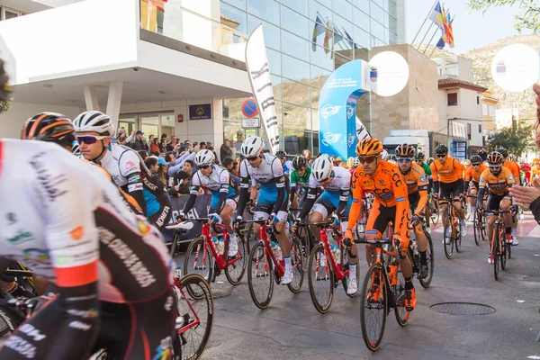 OROPESA DEL MAR, ESPAGNE - 31 JANVIER 2018 : Les cyclistes participent à la course cycliste de départ à La Vuelta le 31 janvier 2018 à Oropesa Del Mar, Espagne — Photo