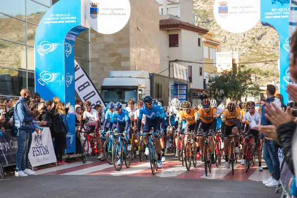 OROPESA DEL MAR, ESPAGNE - 31 JANVIER 2018 : Les cyclistes participent à la course cycliste de départ à La Vuelta le 31 janvier 2018 à Oropesa Del Mar, Espagne — Photo