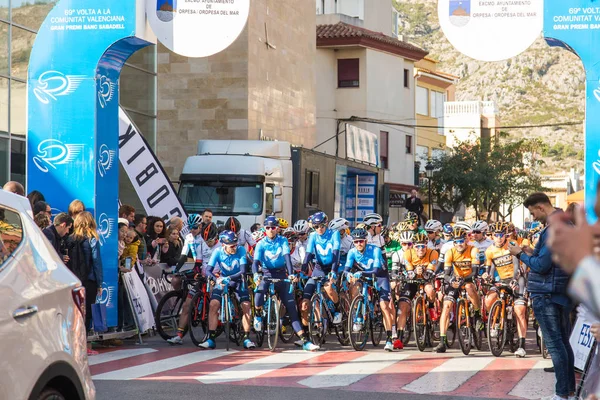 OROPESA DEL MAR, SPAGNA - 31 GENNAIO 2018: I ciclisti partecipano alla gara ciclistica di partenza a La Vuelta il 31 gennaio 2018 a Oropesa Del Mar, Spagna — Foto Stock