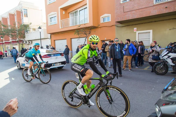 Oropesa Del Mar, İspanya - 31 Ocak 2018: Bicyclists La İspanya Bisiklet Turu Başlat bisiklet yarışında üzerinde 31 Ocak 2018 Oropesa Del Mar, İspanya katılmak — Stok fotoğraf
