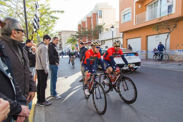 Oropesa Del Mar, Španělsko - 31. ledna 2018: Cyklisté zúčastnit spustit cyklistický závod v La Vuelta na 31 ledna 2018 v Oropesa Del Mar, Španělsko — Stock fotografie