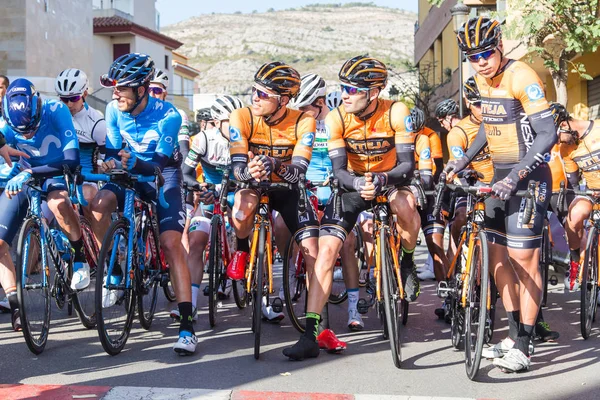 Oropesa Del Mar, Španělsko - 31. ledna 2018: Cyklisté zúčastnit spustit cyklistický závod v La Vuelta na 31 ledna 2018 v Oropesa Del Mar, Španělsko — Stock fotografie