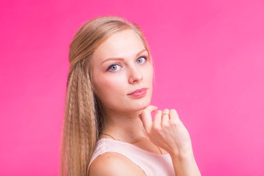 gülümseyen kendine güvenen genç sarışın bir kadın portresi kapatmak