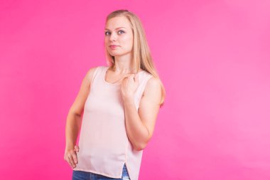 pembe bir arka plan karşı oldukça genç bir kadın.