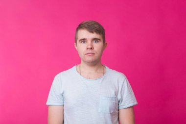 Şok beyaz adam portresi dinleme cihazı gözler, beklenmedik bir şey görmek için hayran görünüyor. Duygular kavramı