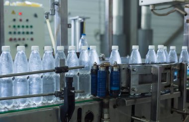 Taşıyıcı ve su şişeleme makinesi endüstrisinde plastik su şişeleri.