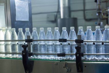 Taşıyıcı ve su şişeleme makinesi endüstrisinde plastik su şişeleri.