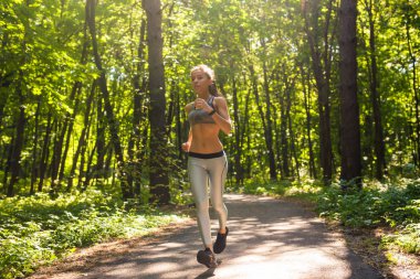 açık havada çalışan sağlıklı yaşam tarzı genç fitness kadın