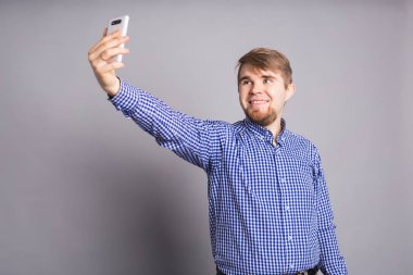 Beyaz adam selfie çekiyor.