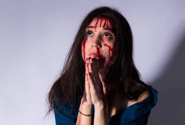 Tecavüz kanlı kurban kadın karanlık bir tünele katta oturur üzgün hırpalanmış. Cinsel saldırı kavramı gerçek insanlar. kopya alanı