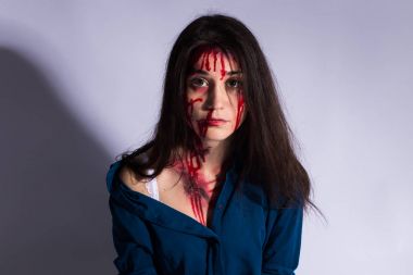 Tecavüz kanlı kurban kadın karanlık bir tünele katta oturur üzgün hırpalanmış. Cinsel saldırı kavramı gerçek insanlar. kopya alanı