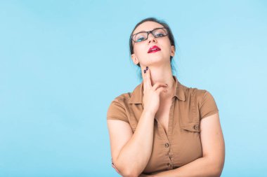 Mavi arka plan kopya alanı ile kameraya gülümseyen gözlük zarif neşeli esmer