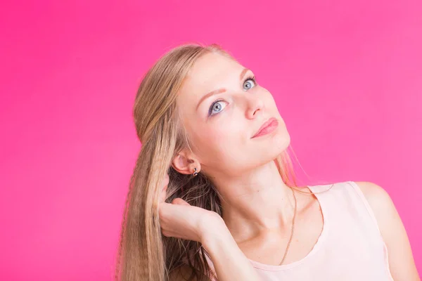 Mode blonde op roze achtergrond. Portret van de vrouw. — Stockfoto