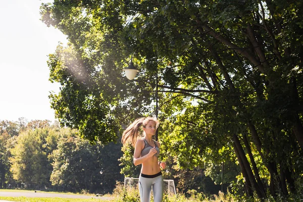 Gezonde levensstijl jonge fitness vrouw uitgevoerd buiten — Stockfoto