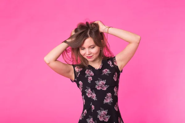 Jovem mulher em elegante vestido de verão. Menina posando em um fundo rosa . — Fotografia de Stock